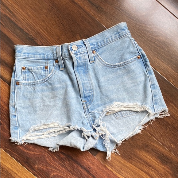 Levi’s Premium 501 Distressed 2” Light Wash Cut Off Denim Shorts Fray - Picture 1 of 10